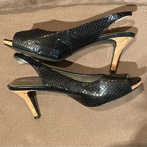 Trotters black slingback open-toed heels w/ snakeskin pattern leather. Size 8M.